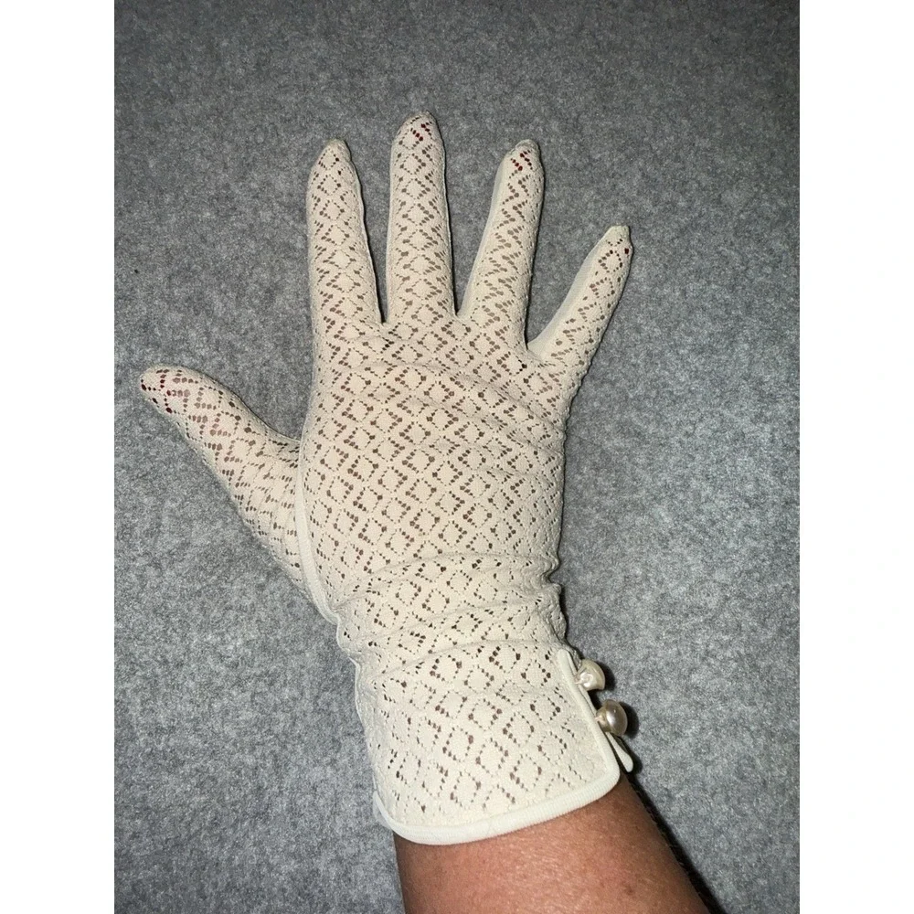 Vintage 1950-60s Lace Crochet Gloves Faux Pearl Button Off White XS-Small Church